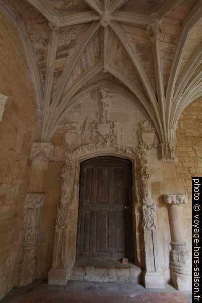 Porte du crucifix dans le cloître de Cadouin. Photo © André M. Winter