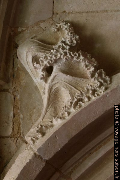 Des feuilles de choux décorent de la Porte Marie-Madeleine. Photo © André M. Winter