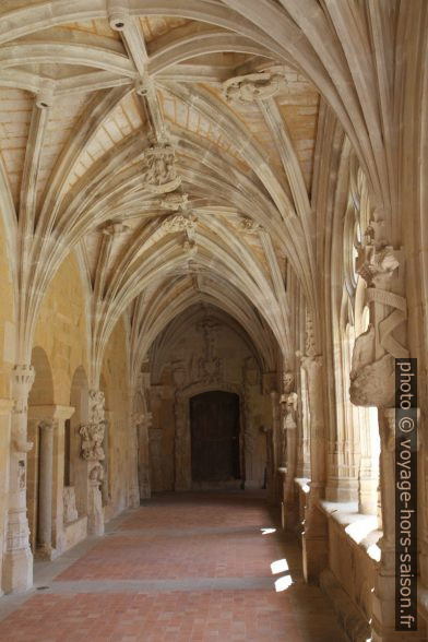 Galerie orientale du cloître de Cadouin. Photo © Alex Medwedeff