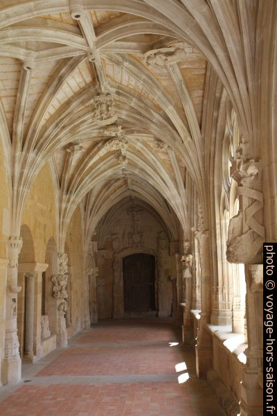Galerie orientale du cloître de Cadouin. Photo © Alex Medwedeff