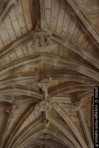 Clés de voûte pendantes de la galerie orientale du cloître de Cadouin. Photo © André M. Winter