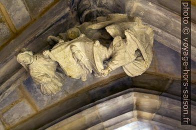 Clé de voûte pendante montrant des anges portant Jésus dans un linceul. Photo © André M. Winter