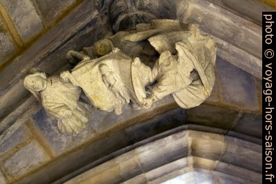 Clé de voûte pendante montrant des anges portant Jésus dans un linceul. Photo © André M. Winter