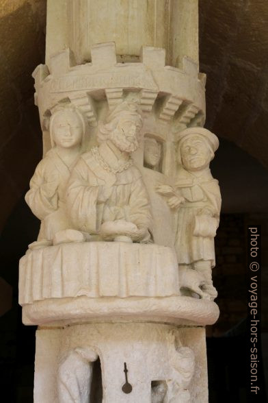 Colonne sculptée de La parabole du riche et de Lazare. Photo © Alex Medwedeff