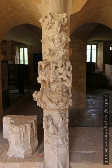 Colonne sculptée montrant La mort de Lazare. Photo © André M. Winter