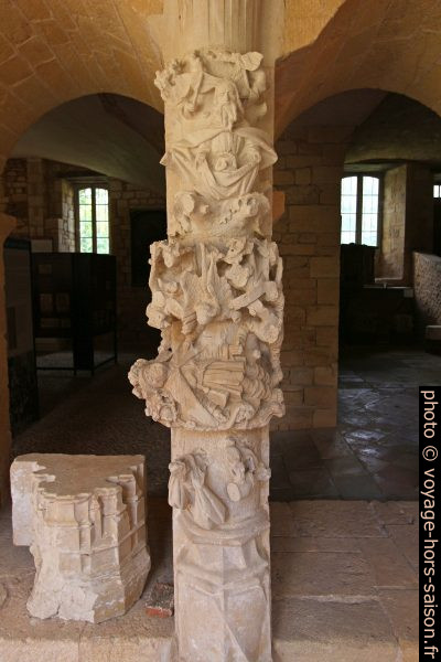 Colonne sculptée montrant La mort de Lazare. Photo © André M. Winter