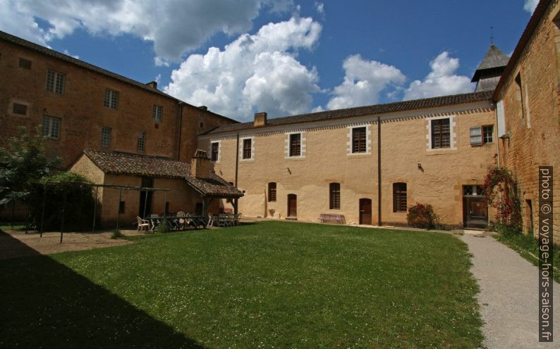 La cour de l'abbaye de Cadouin. Photo © André M. Winter