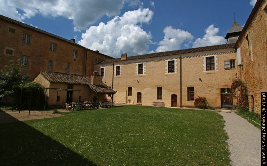 La cour de l'abbaye de Cadouin. Photo © André M. Winter