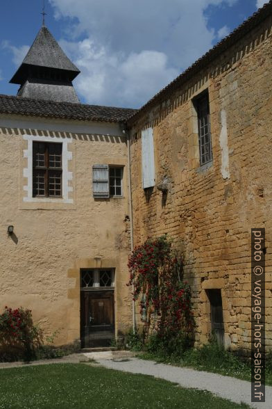 Coin de la cour de l'abbaye de Cadouin. Photo © Alex Medwedeff