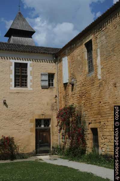 Coin de la cour de l'abbaye de Cadouin. Photo © Alex Medwedeff
