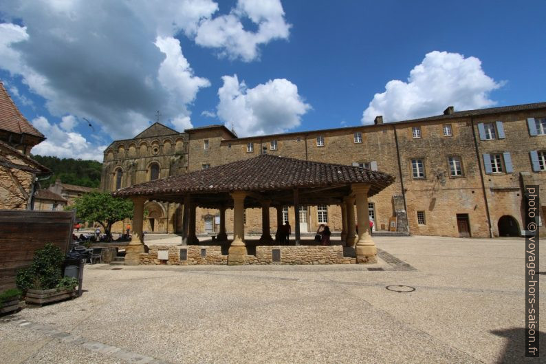 La halle médiévale de Cadouin. Photo © André M. Winter