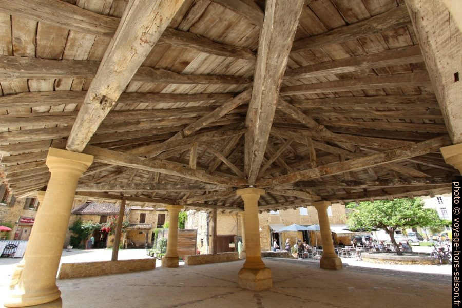 Vue sous la charpente de la halle médiévale de Cadouin. Photo © André M. Winter