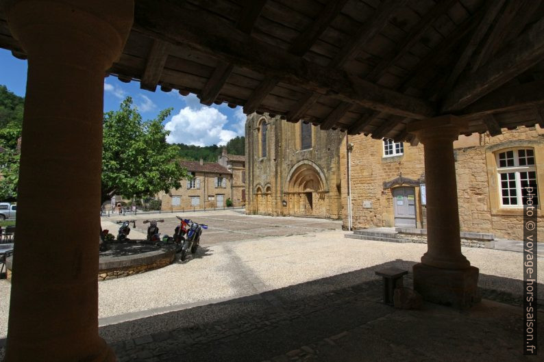 La place de l'abbaye vue de la halle médiévale de Cadouin. Photo © André M. Winter