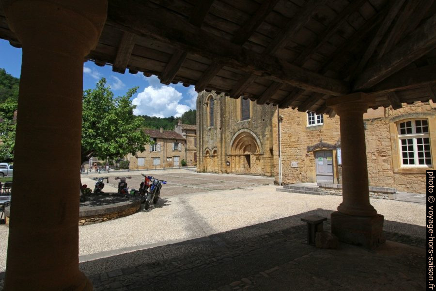 La place de l'abbaye vue de la halle médiévale de Cadouin. Photo © André M. Winter