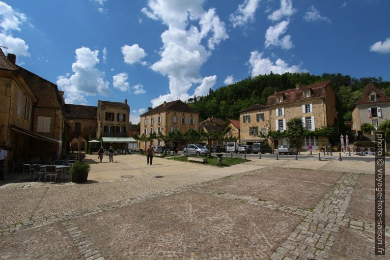 Place de l'abbaye de Cadouin. Photo © André M. Winter