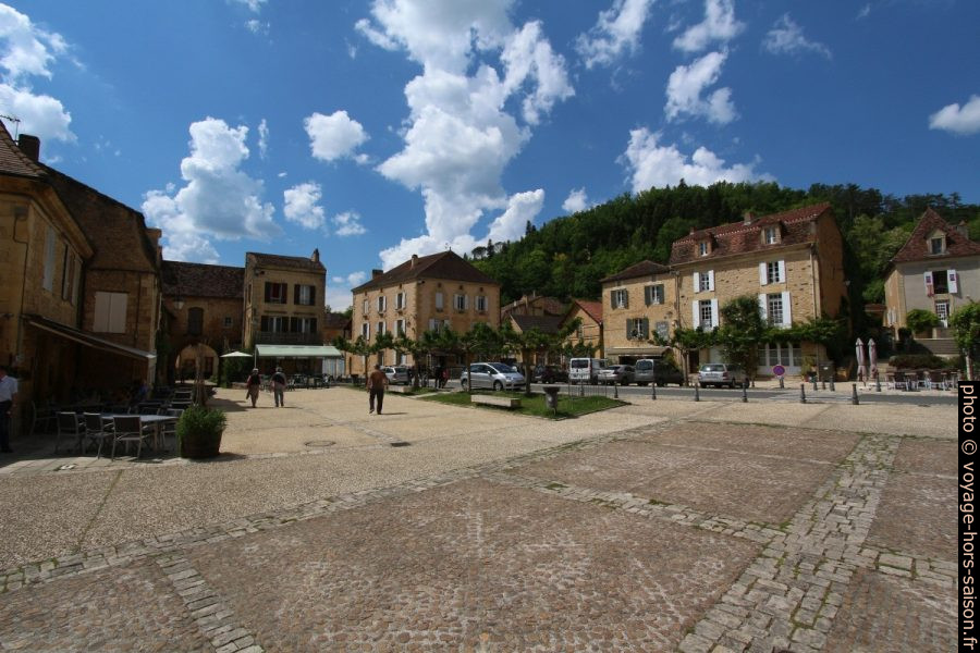 Place de l'abbaye de Cadouin. Photo © André M. Winter