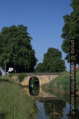 Pont de la D703 sur le Canal de Lalinde. Photo © Alex Medwedeff