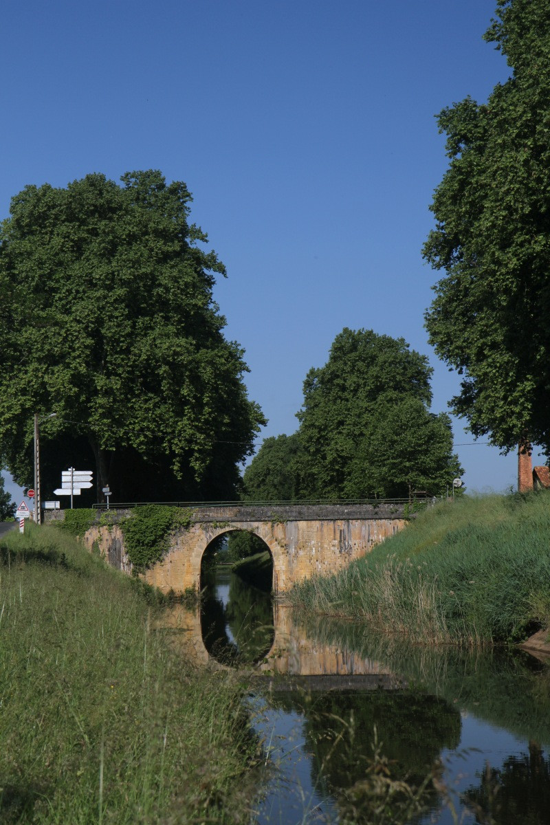 Pont de la D703 sur le Canal de Lalinde. Photo © Alex Medwedeff