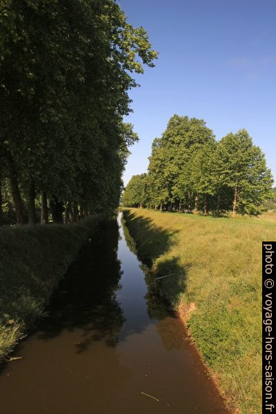 Canal de Lalinde à l'est du centre de Lalinde. Photo © Alex Medwedeff