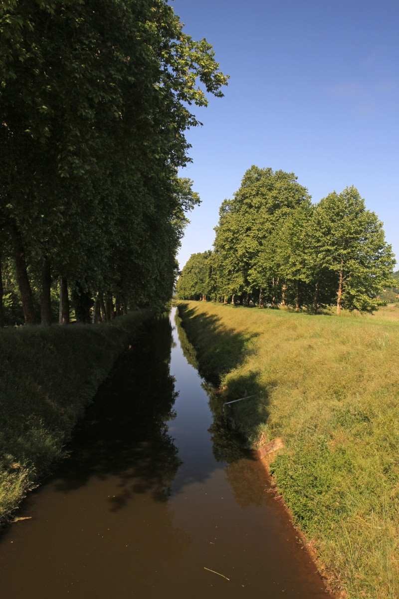 Canal de Lalinde à l'est du centre de Lalinde. Photo © Alex Medwedeff