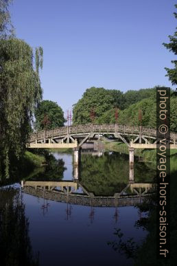 Passerelle sur le Canal de Lalinde. Photo © Alex Medwedeff