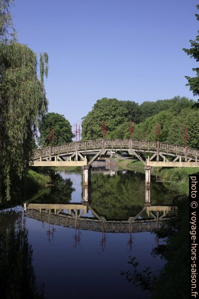 Passerelle sur le Canal de Lalinde. Photo © Alex Medwedeff