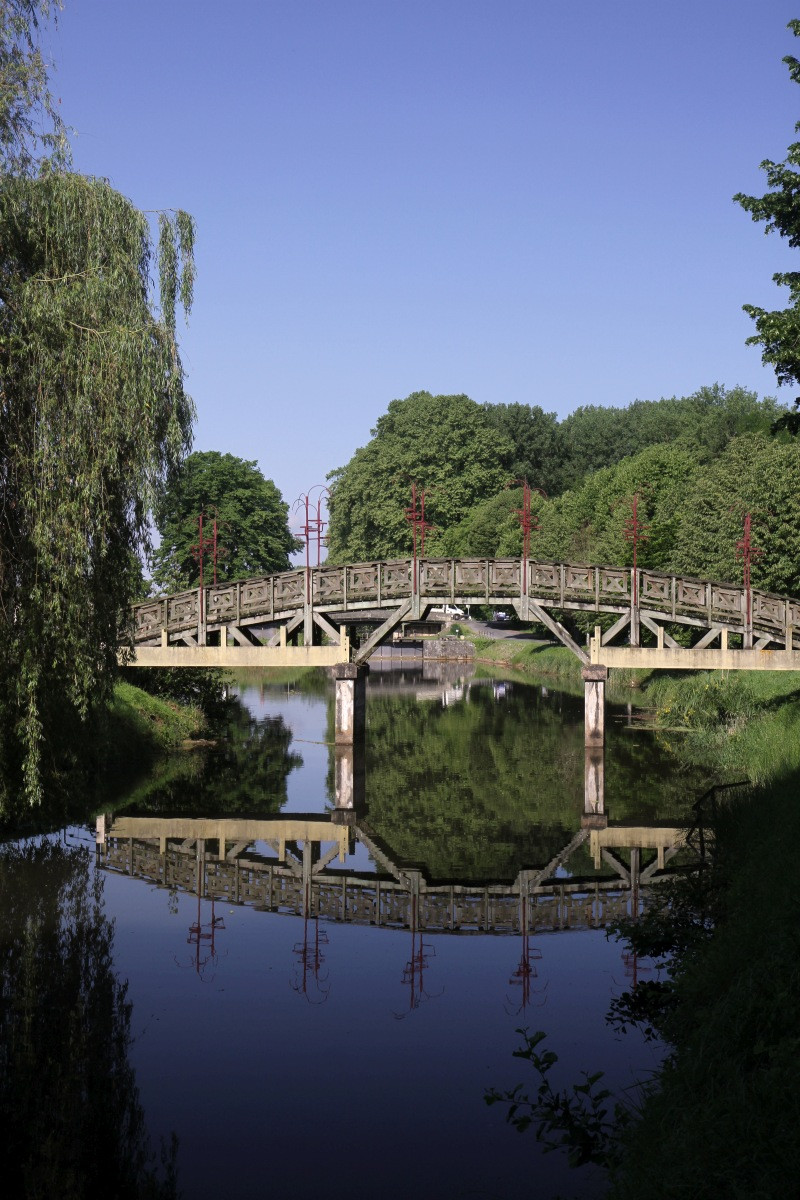 Passerelle sur le Canal de Lalinde. Photo © Alex Medwedeff