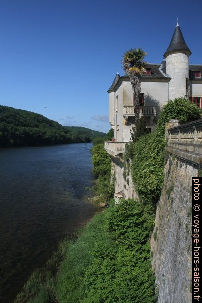 Chateau de Lalinde au bord de la Dordogne. Photo © Alex Medwedeff