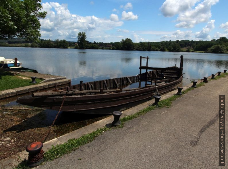 Gabare au bord de la Dordogne. Photo © André M. Winter