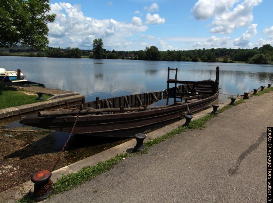 Gabare au bord de la Dordogne. Photo © André M. Winter