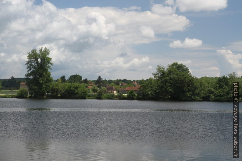 Vue par dessus la Dordogne à Mauzac. Photo © Alex Medwedeff