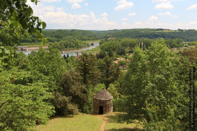 Cabane en pierre sèche et la Dordogne. Photo © André M. Winter