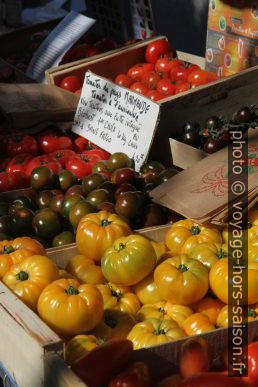 Tomates anciennes du Pays de Marmande au marché de Bergerac. Photo © Alex Medwedeff