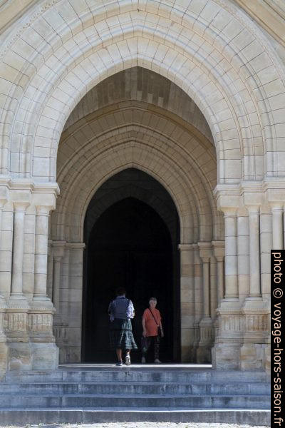 Portail néo-gothique de l'église Notre-Dame de Bergerac. Photo © Alex Medwedeff