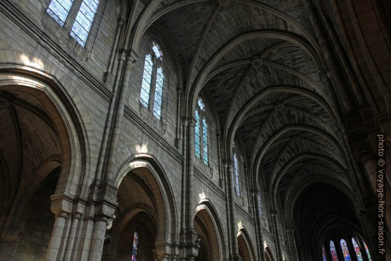 Baies de la nef centrale de l'église Notre-Dame de Bergerac. Photo © Alex Medwedeff