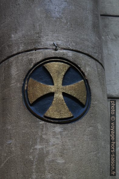 Croix gravée sur un pilier de l'église de Bergerac. Photo © Alex Medwedeff