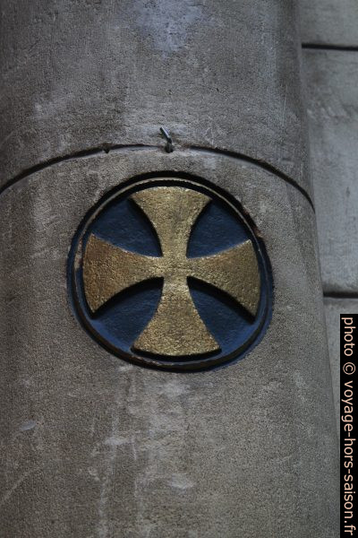 Croix gravée sur un pilier de l'église de Bergerac. Photo © Alex Medwedeff