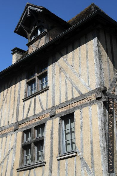 Lucarne d'accès sur le toit d'une maison à colombages. Photo © Alex Medwedeff