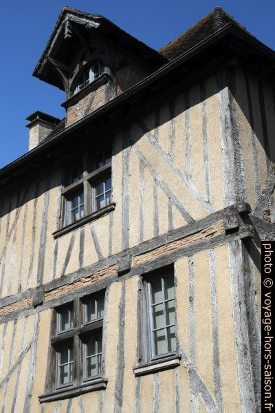 Lucarne d'accès sur le toit d'une maison à colombages. Photo © Alex Medwedeff