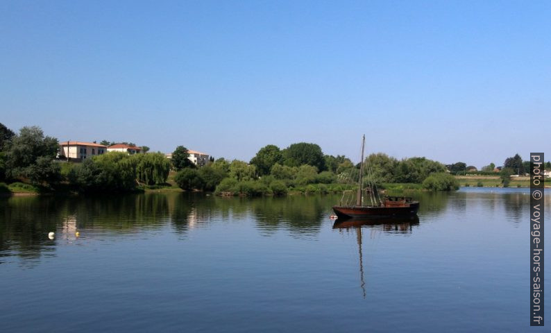 Gabare touristique sur la Dordogne. Photo © André M. Winter