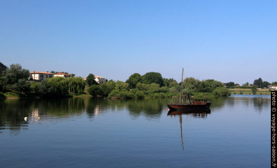 Gabare touristique sur la Dordogne. Photo © André M. Winter