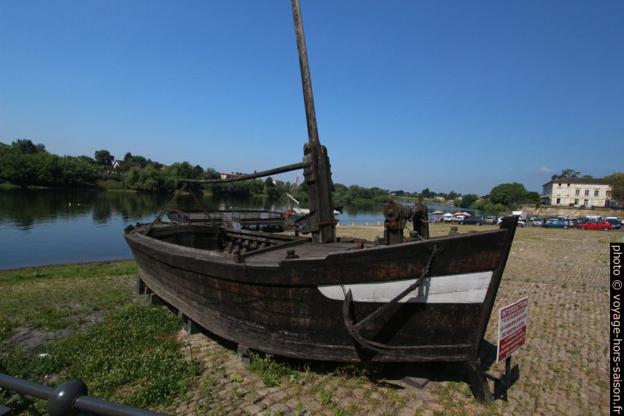 Gabare historique exposé à l'ancien port du Quai Salvette. Photo © André M. Winter