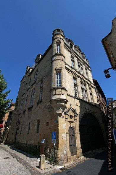 Palais de ville à Bergerac. Photo © André M. Winter