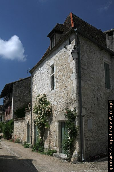 Rue de l'Ancienne Poste à Issigeac. Photo © Alex Medwedeff