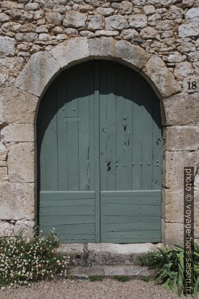 Une porte verte à Issigeac. Photo © Alex Medwedeff