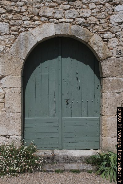 Une porte verte à Issigeac. Photo © Alex Medwedeff