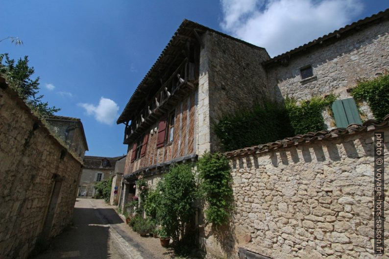 Maison à colombages et avec balcon à Issigeac. Photo © André M. Winter