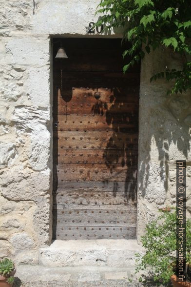 Une porte à lames cloutées. Photo © Alex Medwedeff