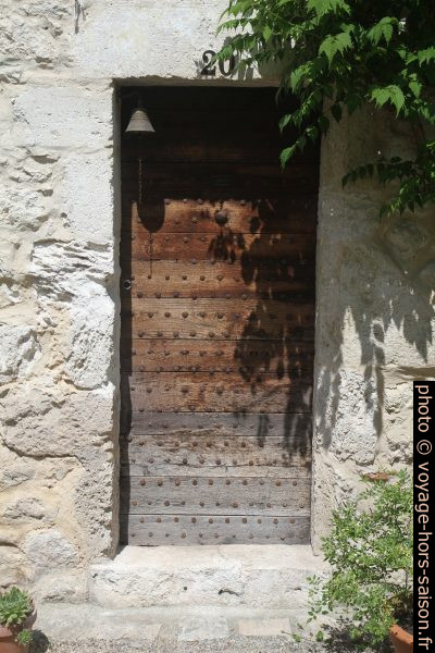 Une porte à lames cloutées. Photo © Alex Medwedeff