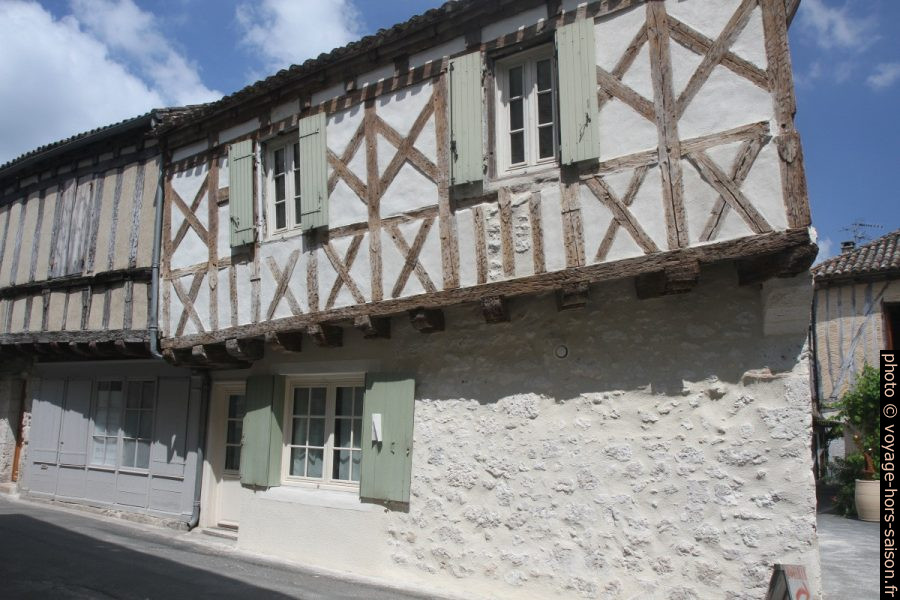 Maison à colombages et encorbellement en pente. Photo © Alex Medwedeff